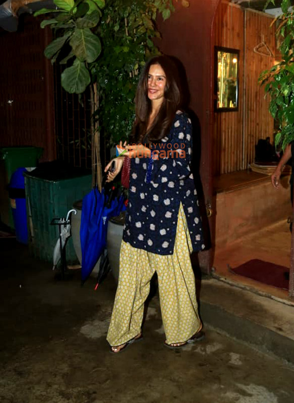 Photos: Sonam Bajwa spotted outside a salon in Bandra Photos: Sonam Bajwa spotted outside a salon in Bandra