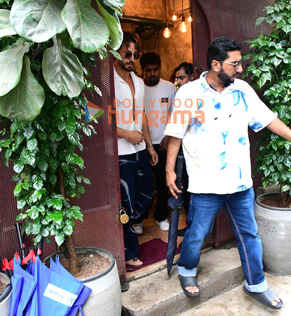photos tiger shroff spotted outside a restaurant in bandra 2