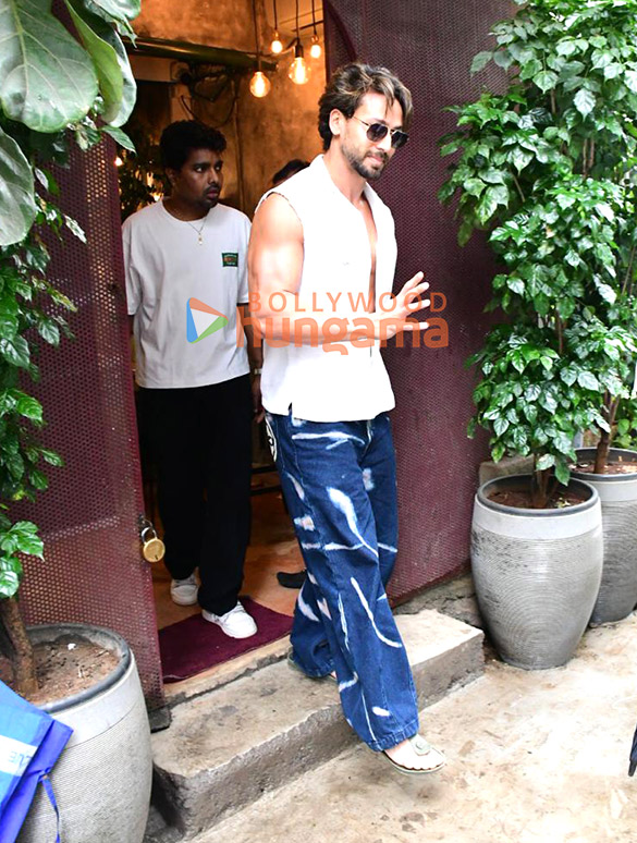 photos tiger shroff spotted outside a restaurant in bandra 6