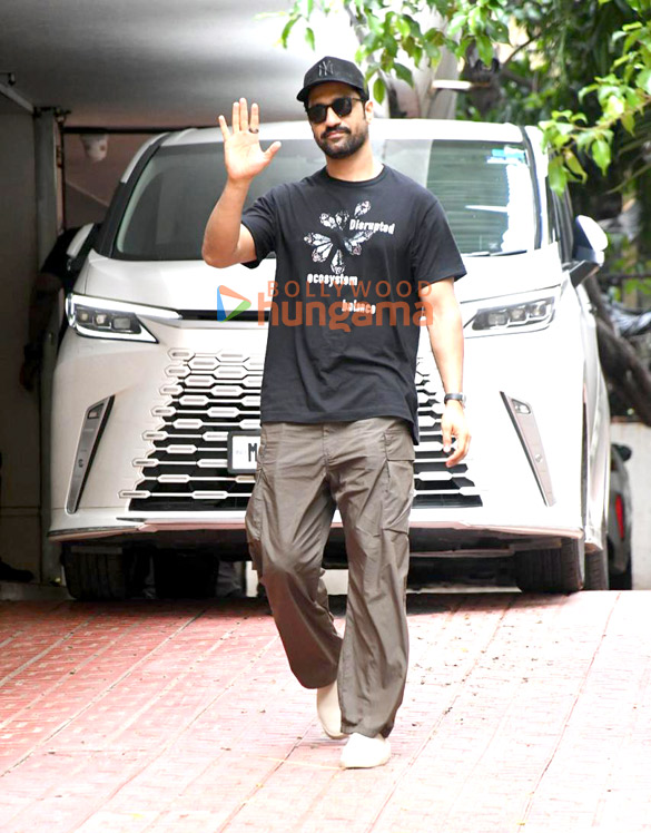 Photos: Vicky Kaushal and Kriti Sanon snapped at Matrix office in Santacruz Photos: Vicky Kaushal and Kriti Sanon snapped at Matrix office in Santacruz