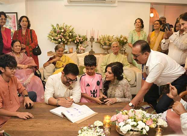 आमिर खान और गौरी स्प्रैट की शादी के अंदर: पहली तस्वीर में अभिनेता को विवाह रजिस्ट्री पर हस्ताक्षर करते हुए दिखाया गया है