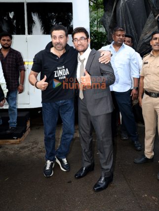 Photos: Aamir Khan, Sunny Deol and Preity Zinta snapped promoting Batwara 1947 on the sets of Kaun Banega Crorepati 18