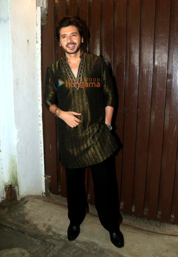 photos ali fazal and divyenndu host a special daawat for the entire team of mirzapur the movie at bandra 17