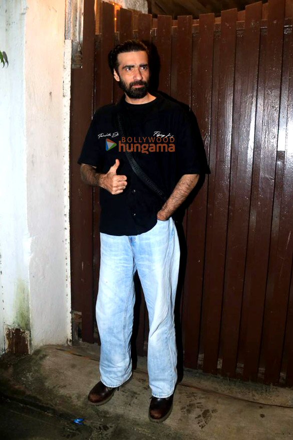 photos ali fazal and divyenndu host a special daawat for the entire team of mirzapur the movie at bandra 26