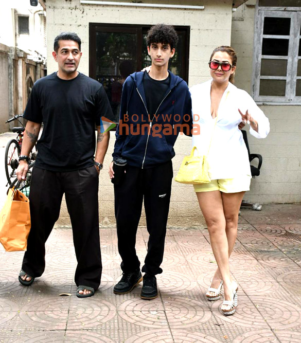 photos amrita arora snapped with her family at her mothers house in bandra 2