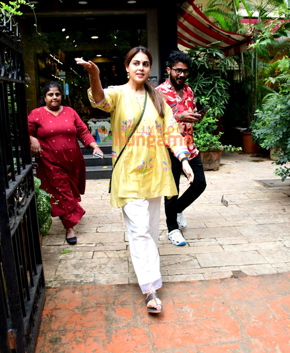 photos genelia deshmukh snapped outside a store in bandra 4