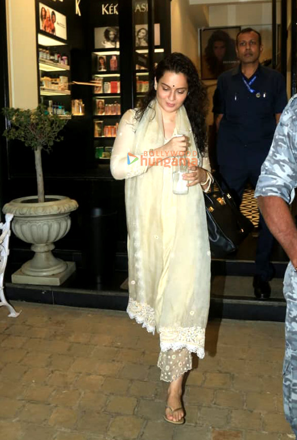 photos kangana ranaut snapped at a salon in bandra 1