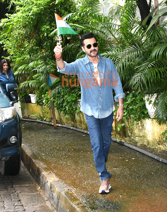 photos neha dhupia angad bedi sanjay kapoor and maheep kapoor snapped shooting for double date at olive in bandra 6