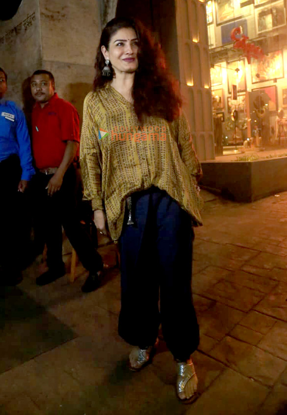 photos raveena tandon snapped in bandra 2 13
