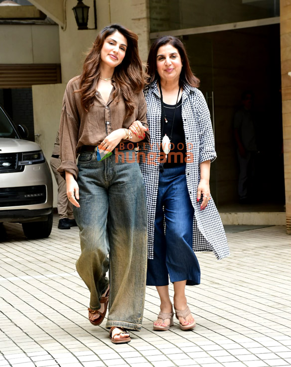 photos rhea chakraborty and farah khan snapped in khar 6