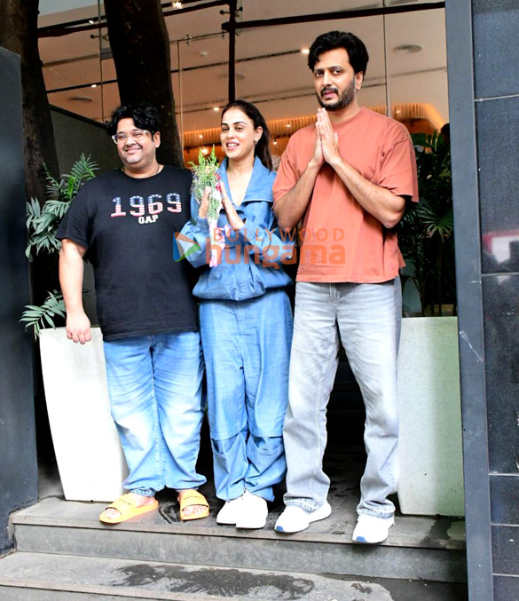 photos riteish deshmukh genelia deshmukh and milap zaveri snapped at a cafe in khar 2