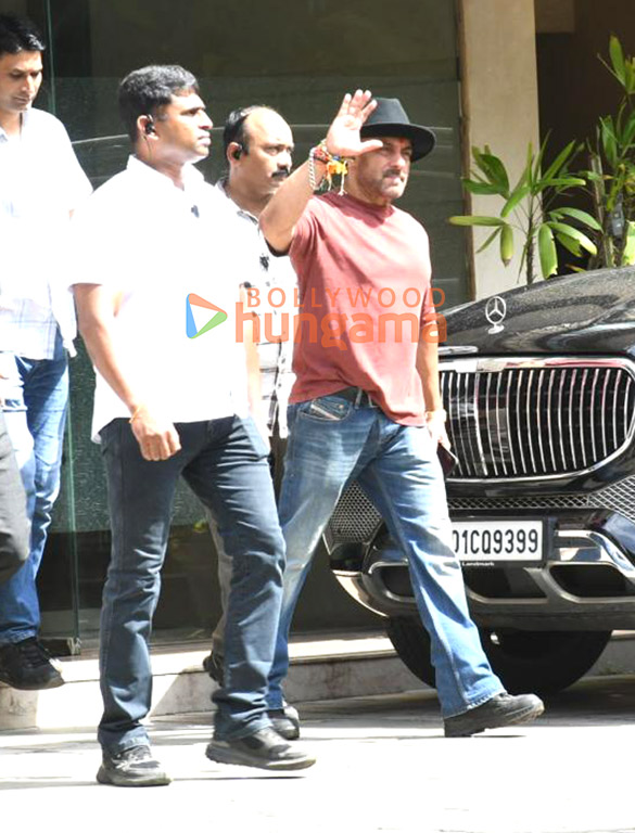 photos salman khan snapped at alvira khan agnihotris house for rakshabandhan 5