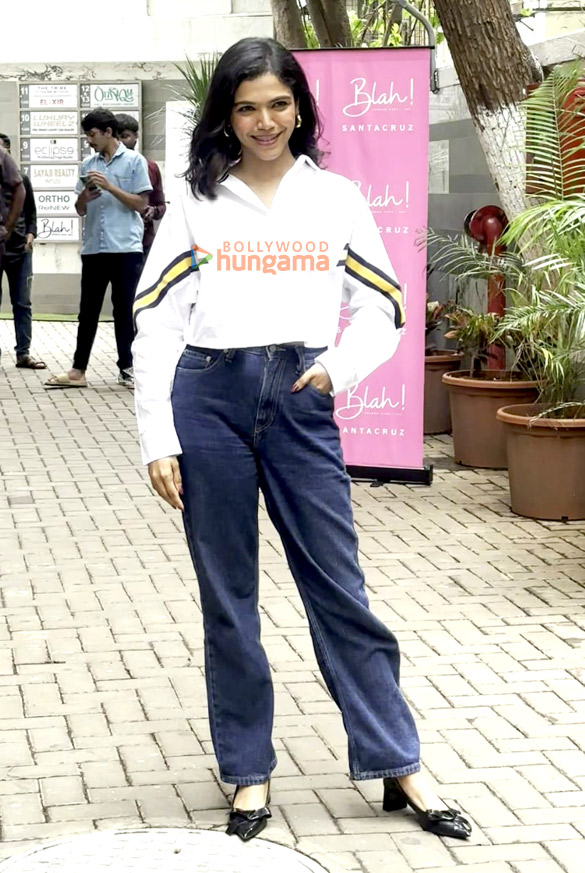 photos shriya pilgaonkar snapped outside blah in santacruz 1