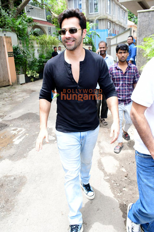 Photos: Varun Dhawan snapped in Bandra Photos: Varun Dhawan snapped in Bandra