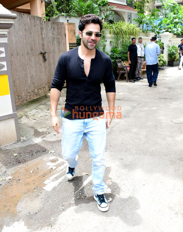 photos varun dhawan snapped in bandra 2 8