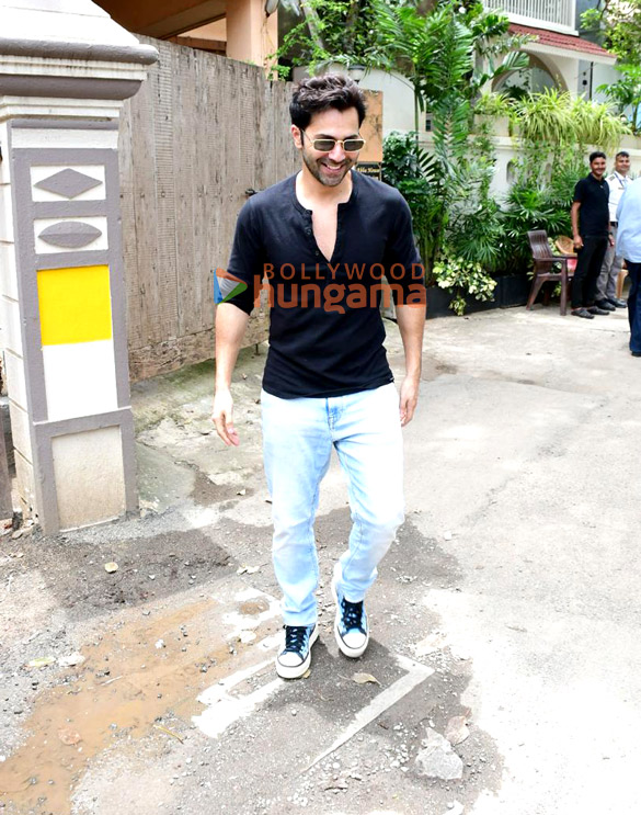 photos varun dhawan snapped in bandra 3 8