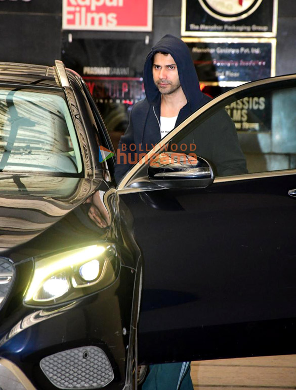 photos varun dhawan snapped outside a gym in khar 1