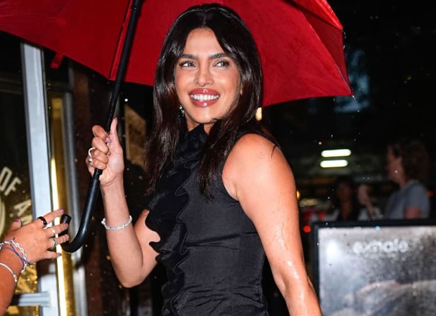 Priyanka Chopra Jonas, siyah elbisesiyle The Cycle Of Love galasinda poz verirken