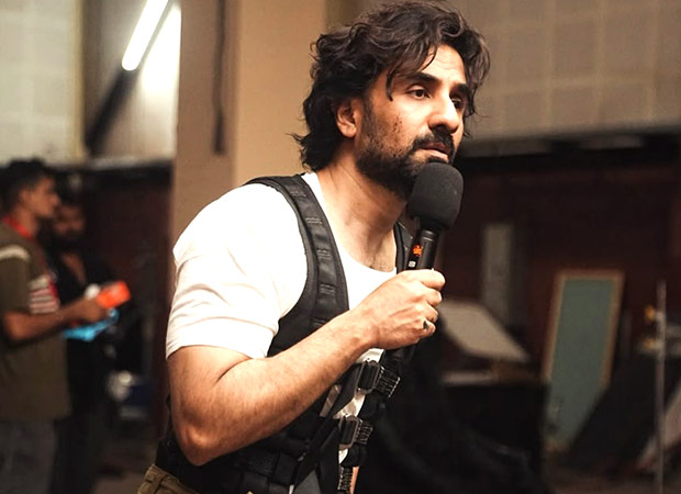 Vir Das'ın yönetmen koltuğunda oturduğu yeni filmi 'Baara Number'ın setinden.