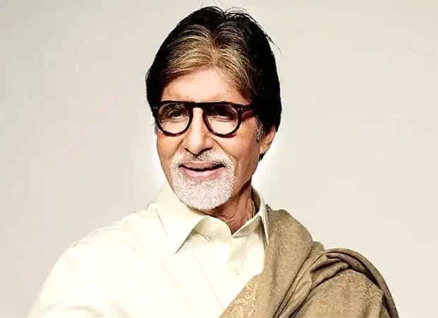 Amitabh Bachchan sunuculuğunu yaptığı yarışma programı setinde poz veriyor