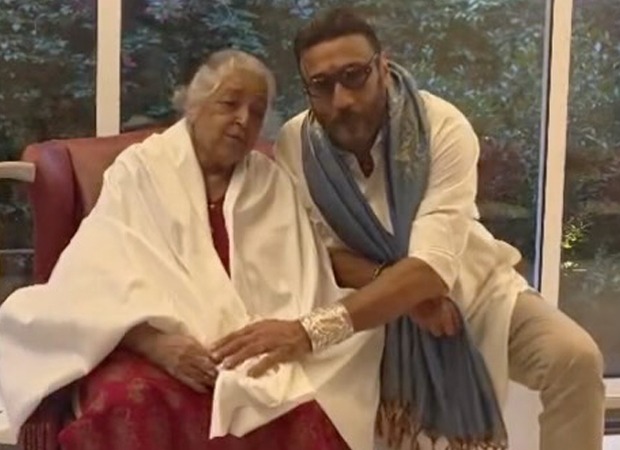 Jackie Shroff shares heartwarming moment with veteran actress Shubha Kote; watch video : Bollywood News Jackie Shroff shares heartwarming moment with veteran actress Shubha Kote; watch video : Bollywood News
