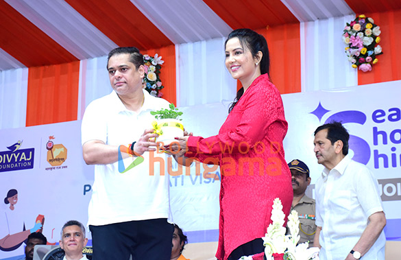 photos ajay devgn amruta fadnavis and others were snapped at grace divyaj foundations sea shore shine clean up drive 2026 1