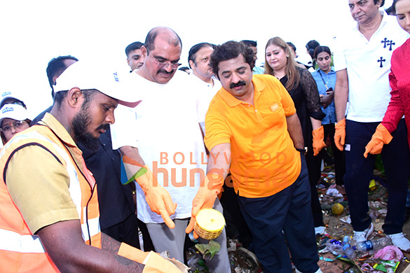 photos ajay devgn amruta fadnavis and others were snapped at grace divyaj foundations sea shore shine clean up drive 2026 9