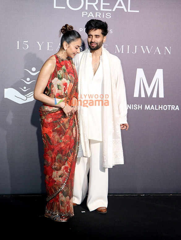photos kajol rakul preet singh jackky bhagnani and others snapped at red carpet of mijwan fundraiser fashion show 11