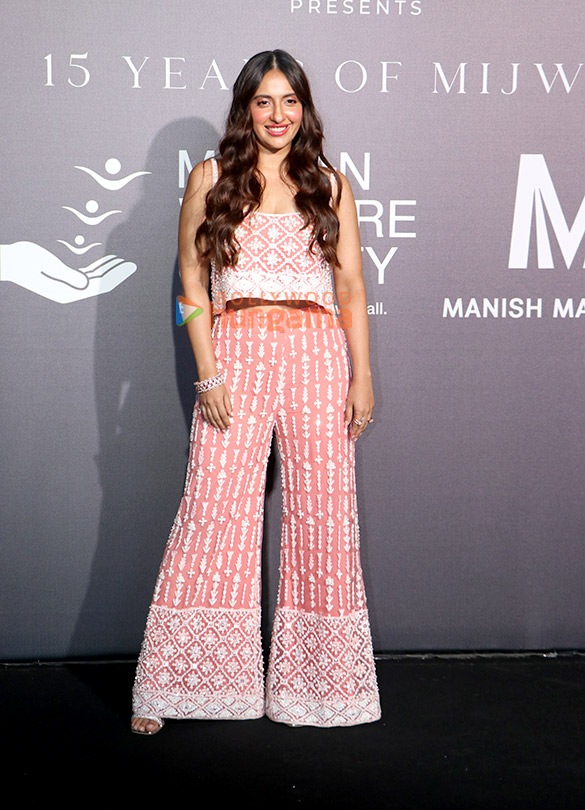photos kajol rakul preet singh jackky bhagnani and others snapped at red carpet of mijwan fundraiser fashion show 14