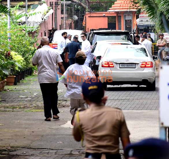 photos karan johar and vaani kapoor snapped at rani mukerjis mothers funeral in santacruz 1