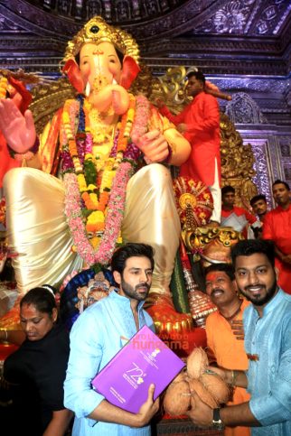 Photos: Kartik Aaryan snapped at Lalbaugcha Raja