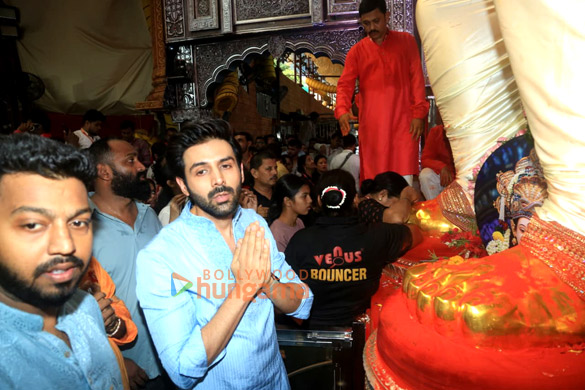 photos kartik aaryan snapped at lalbaugcha raja 4 2