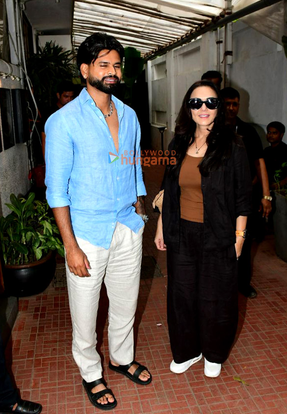 photos preity zinta with shreya iyer snapped outside a restaurant in bandra 2