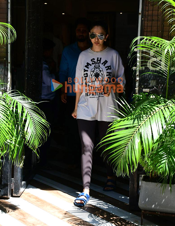 photos rakul preet singh and jackky bhagnani spotted outside a cafe in bandra 1