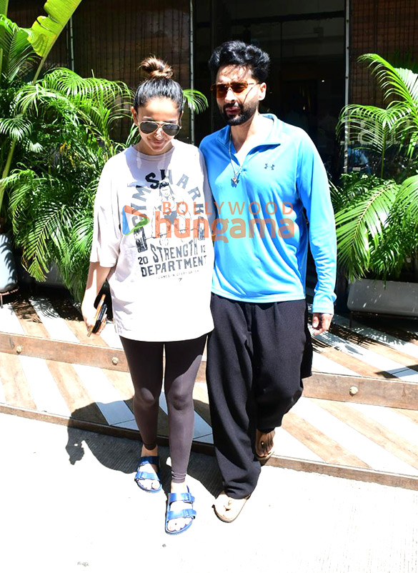 Photos: Rakul Preet Singh and Jackky Bhagnani spotted outside a cafe in Bandra