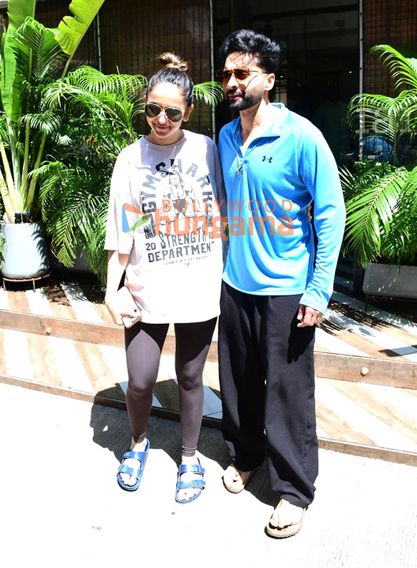 photos rakul preet singh and jackky bhagnani spotted outside a cafe in bandra 6