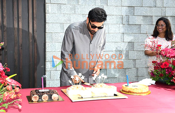 photos ranbir kapoor cuts cake with media at his residence in pali hill 2