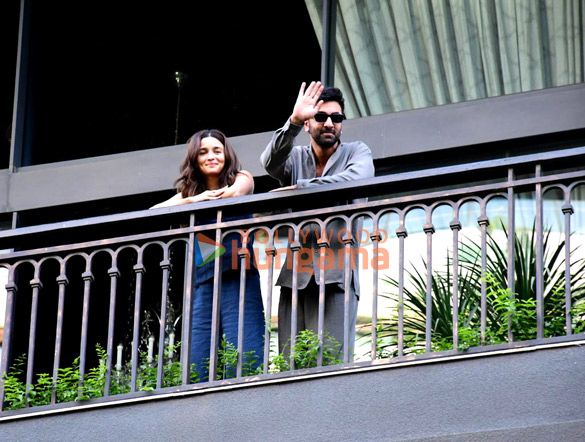 photos ranbir kapoor cuts cake with media at his residence in pali hill 2026 1