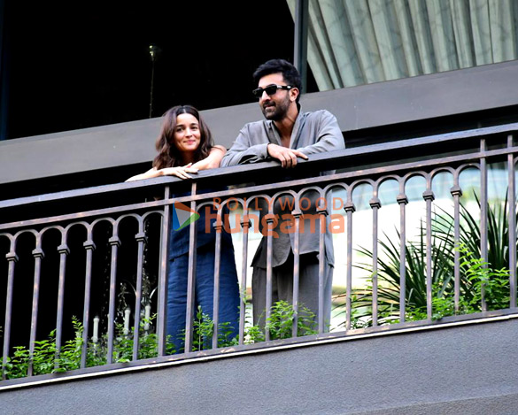 photos ranbir kapoor cuts cake with media at his residence in pali hill 2026 2
