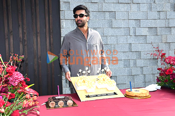 photos ranbir kapoor cuts cake with media at his residence in pali hill 4