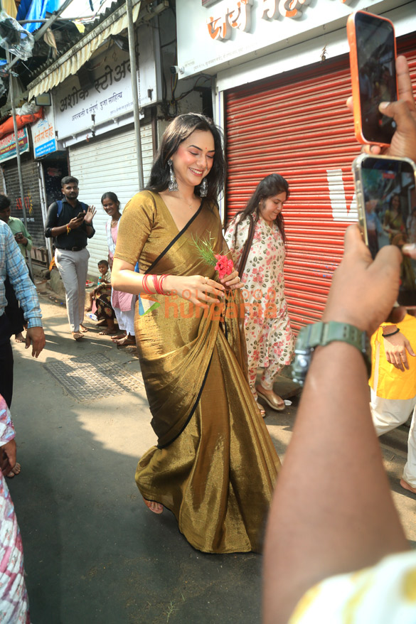 photos sanjay dutt ananya panday chunky panday and others snapped at lalbaugcha raja 1