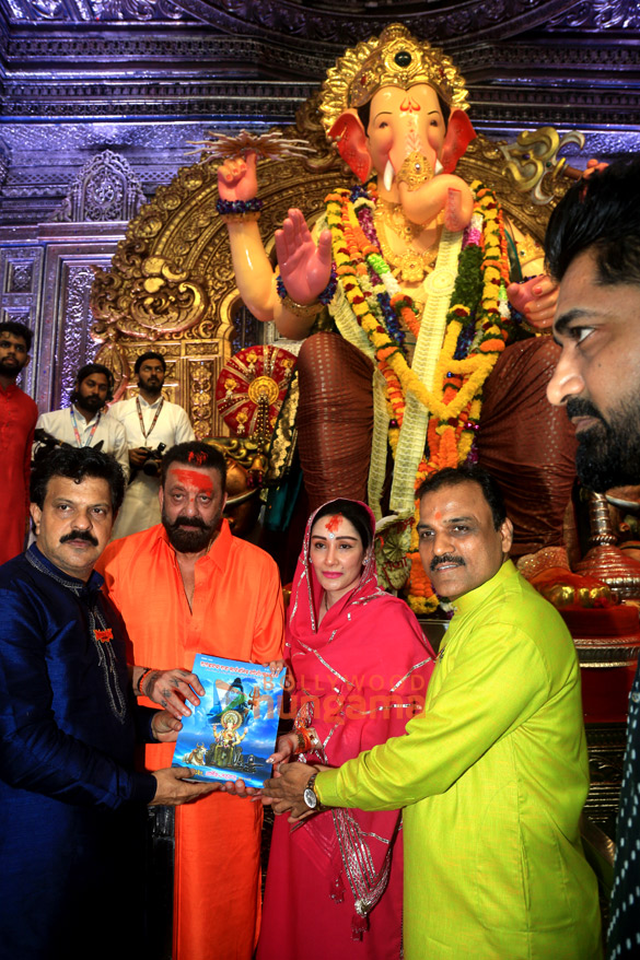photos sanjay dutt ananya panday chunky panday and others snapped at lalbaugcha raja 15