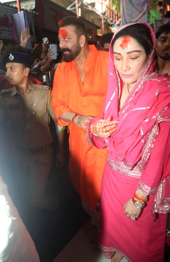 photos sanjay dutt ananya panday chunky panday and others snapped at lalbaugcha raja 16