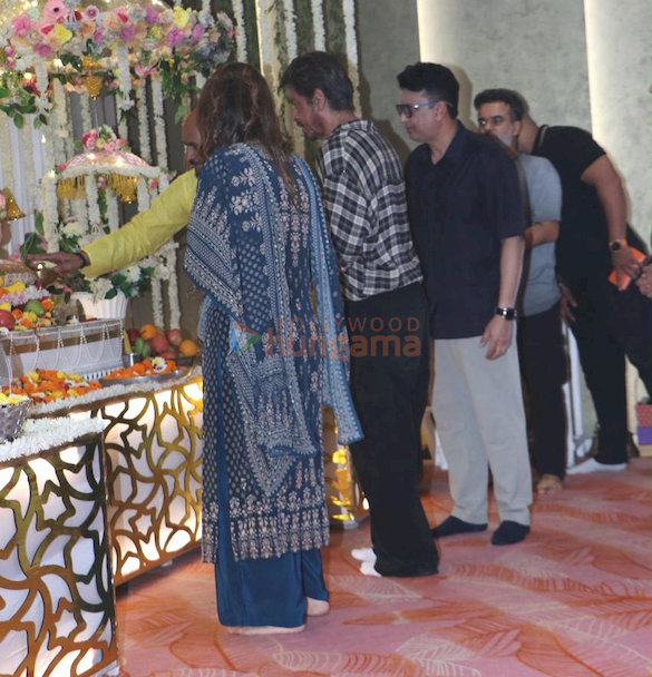 photos shah rukh khan snapped at t series office for ganapati darshan 2026 1