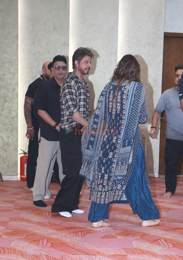photos shah rukh khan snapped at t series office for ganapati darshan 2026 6