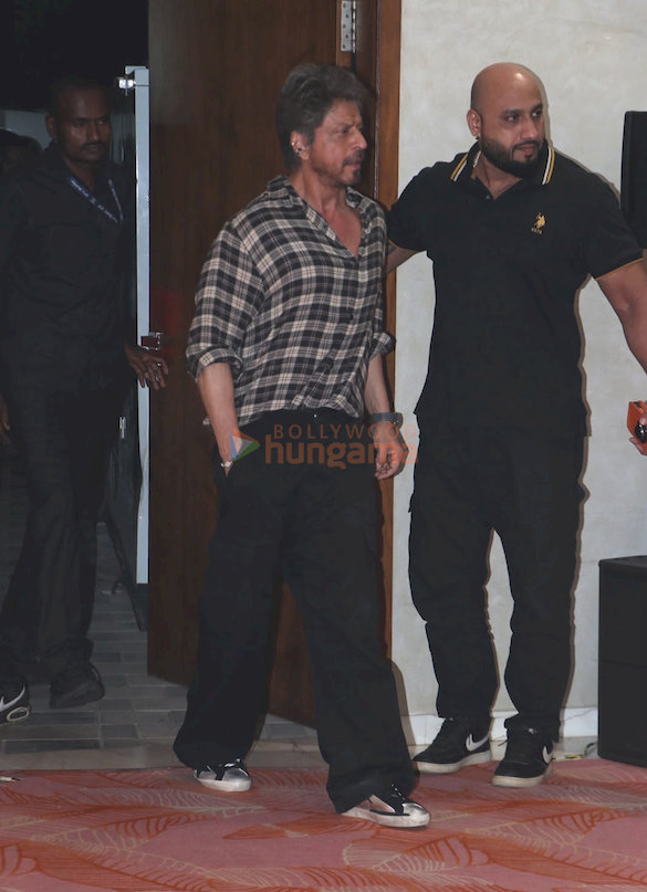 photos shah rukh khan snapped at t series office for ganapati darshan 2026 8