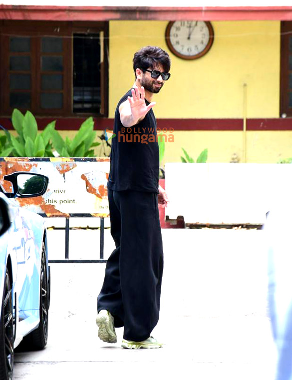 Photos: Shahid Kapoor spotted outside the gym in Bandra Photos: Shahid Kapoor spotted outside the gym in Bandra