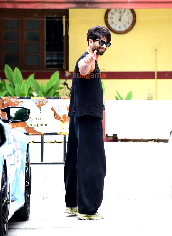photos shahid kapoor spotted outside the gym in bandra 4
