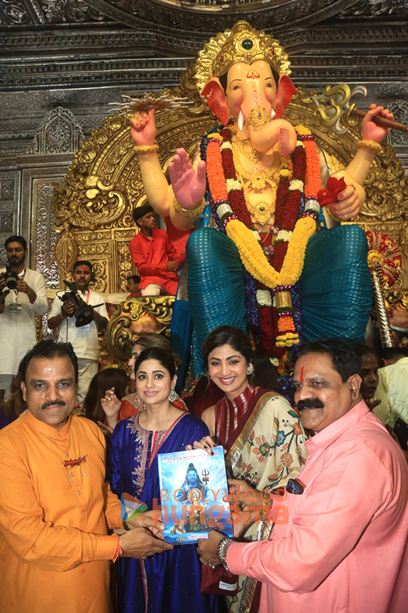 photos shilpa shetty and shamita shetty snapped at lalbaugcha raja 2