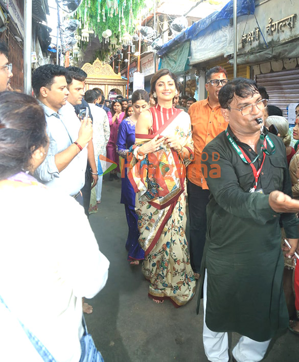 photos shilpa shetty and shamita shetty snapped at lalbaugcha raja 4